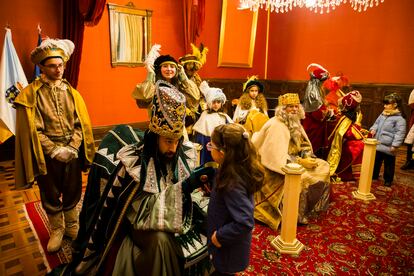 Los Reyes Magos durante su recepción a los niños de Santiago de Compostela en el Salón Vermello, tras su tradicional cabalgata. 