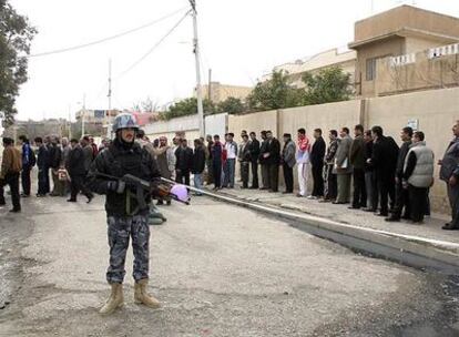 Largas filas de votantes a la espera de ejercer su derecho en las elecciones provinciales iraquíes