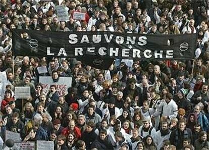 Cientos de personas se manifiestan ayer en París bajo la consigna "Salvemos la investigación".