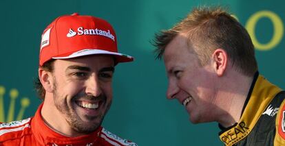 Alonso, en el podio con Raikkonen.