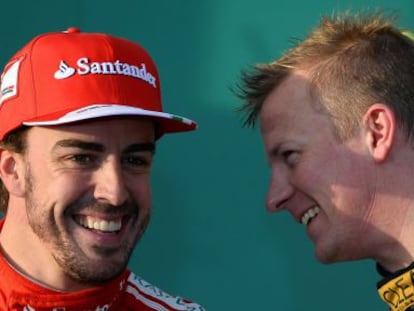 Alonso, en el podio con Raikkonen.