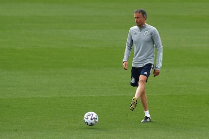 Luis Enrique dirige el entrenamiento de la selección española en Las Rozas este martes.