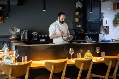 El cocinero Martín Andrés Comamala, frente a la barra de ocho comensales del restaurante. 