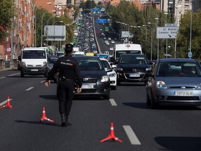 Un control policial en la A5, a la salida de Madrid, este viernes.