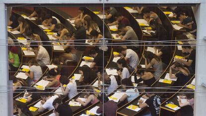 Un grupo de estudiantes durante los exámenes en la Universidad Pompeu Fabra de Barcelona.