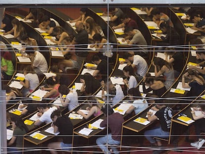 Un grupo de estudiantes durante los exámenes en la Universidad Pompeu Fabra de Barcelona.