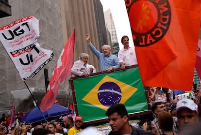 Luiz Inácio Lula da Silva, en el centro, saluda a sus seguidores, flanqueado por José Mujica, a la izquierda, y el candidato a gobernador de São Paulo, Fernando Haddad, durante un mitin de campaña el 29 de octubre de 2022.