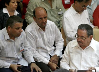 Raúl Castro (derecha), Carlos Lage (centro) y Felipe Pérez Roque, en un discurso de Fidel Castro en Cienfuegos a finales de 2007.