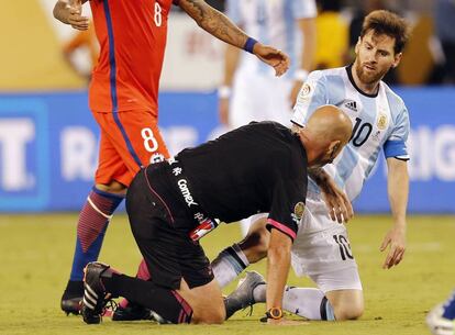 El árbitro Heber Lopes y Messi.