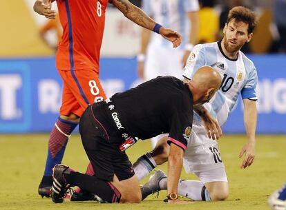 El &aacute;rbitro Heber Lopes y Messi.