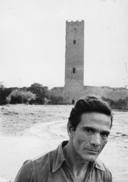 Pasolini nació el 5 de marzo de 1922 en Bolonia, una ciudad con tradición izquierdista. Su padre descendía de una familia noble de la Romaña, que decidió ser soldado, profesión en la que se hizo famoso por salvar la vida de Benito Mussolini cuando el joven Anteo Zamboni atentó contra su vida. Su madre, con la que mantenía una estrecha relación, descendía de una familia campesina de Piamonte.