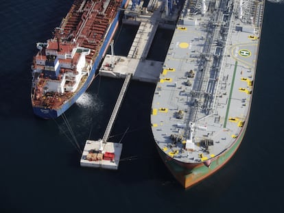 Buques petroleros griegos cargan hidrocarburos en la refinería Asprópyrgos, en Atenas, en junio de 2015.
