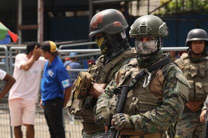 Soldados montan guardia en la Penitenciaría del Litoral después de un enfrentamiento en Guayaquil, Ecuador, en 2023.