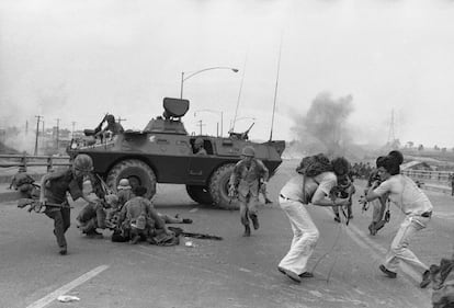 Explosiones en el puente Newport a las afueras de Saigón, el 28 de abril de 1975. Los soldados de Vietnam del Sur y periodistas de televisión occidentales huyen.