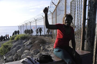 Ceuta, España, 17 de septiembre de 2013. La policía marroquí impidió a un centenar de subsaharianos acceder a Ceuta. Muchos del grupo retenido por la policía tenían rozaduras producidas por las piedras e hipotermias.