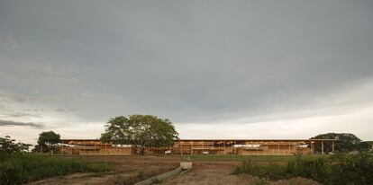 Uma escola rural próximo à Ilha do Bananal, no Tocantins, acaba de ser escolhida como o melhor edifício do mundo pelo Royal Institute of British Architects (Riba), que distribui uma premiação que leva o nome da instituição a cada dois anos. O prestigioso Riba, que leva em consideração a excelência arquitetônica e o impacto social do projeto, decidiu premiar em 2018 o projeto Moradias Infantis, dos escritórios Aleph Zero e Rosenbaum.