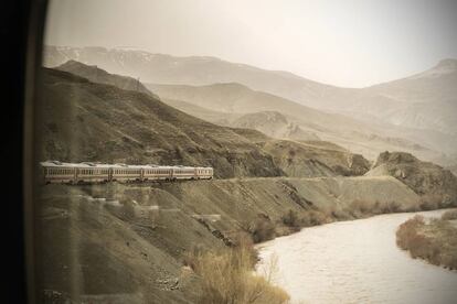 El Expreso del Este atraviesa zonas montañosas de Anatolia Oriental en su camino hacia la ciudad de Kars, en la frontera con Armenia.