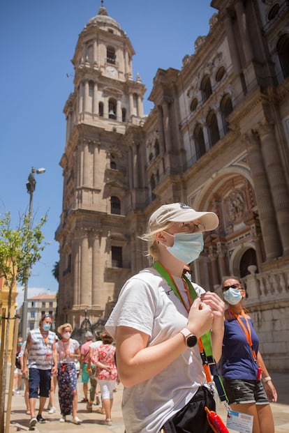 Varios turistas caminan junto a la catedral de Málaga tras haber llegado al puerto el buque Aida Perla, de la naviera alemana Aida Cruises, el primer crucero internacional desde el inicio de la pandemia, lo que es posible tras la autorización del Gobierno del pasado 7 de junio. El buque llega con 1.445 pasajeros (el 50% de su capacidad máxima). Tiene nueve escalas programadas para este barco durante las temporadas de verano y otoño con una periodicidad quincenal se desarrollarán hasta el 1 de noviembre, y el itinerario del buque incluye un recorrido que suma Gibraltar y Port-Vendres (Francia) a diversos puertos del Mediterráneo español.