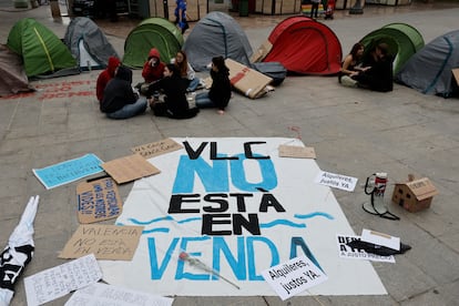 Acampada en la plaza de Ayuntamiento en Valencia, este domingo.