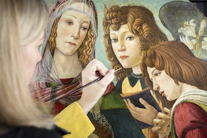 La restauradora Rachel Turnbull finaliza los trabajos de restauración da la obra la 'Virgen de la granada', del pintor renacentista Sandro Botticelli. Después de limpiar la pieza y de retirarle el barniz amarillento que la había recubierto durante más de un siglo, los conservadores determinaron que se trata de pintura obra original proveniente del estudio florentino del venerado artista italiano.