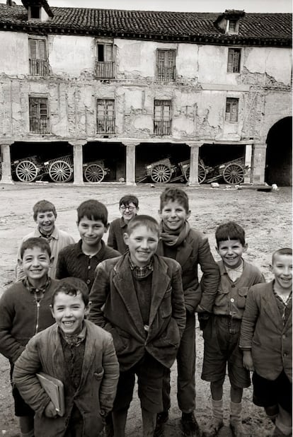 La Galería Blanca Berlín, de Madrid, dedica una exposición al fotógrafo Ramón Masats, de 92 años. En la imagen, 'Peñaranda de Duero' (1961).