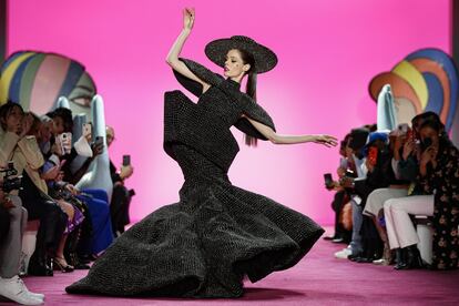 La modelo Coco Rocha desfila con un diseño de la colección de Christian Siriano durante la Fashion Week de Madrid este jueves.