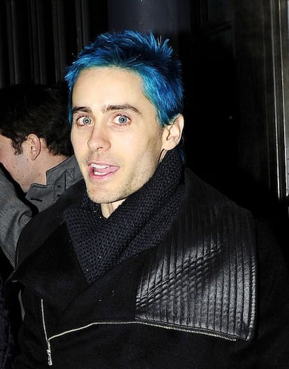 Después del rubio, en noviembre de 2010 se dejó ver por las calles de Londres con una llamativa cabellera azul.