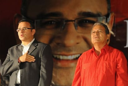 Mauricio Funes (izquierda), cuando era candidato a la presidencia, y su número dos, Salvador Sánchez Cerén, en un mitin en 2009.
