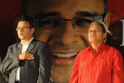 Mauricio Funes (izquierda), cuando era candidato a la presidencia, y su n&uacute;mero dos, Salvador S&aacute;nchez Cer&eacute;n, en un mitin en 2009.