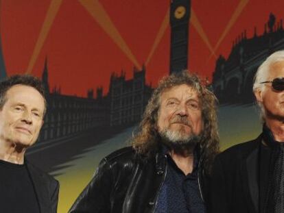 Fotograf&iacute;a de archivo fechada el 21 de septiembre de 2012 muestra a los miembros de la banda de rock brit&aacute;nica Led Zeppelin John Paul Jones (i), Robert Plant (c) y Jimmy Page (d) posando para los fot&oacute;grafos durante una rueda de prensa en Londres, Reino Unido. El grupo gan&oacute; hoy el juicio en el que fue sometido por el presunto plagio de la canci&oacute;n &quot;Stairway to Heaven&quot;. Los demandantes no han logrado mostrar pruebas sobre la supuesta copia il&iacute;cita del tema.