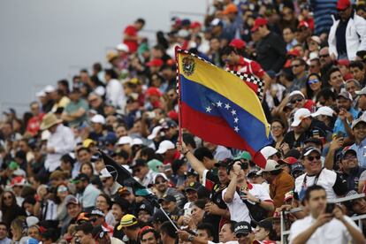 Aficionados venezolanos vistos hoy, s&aacute;bado 31 de octubre de 2015, durante la jornada de clasificaci&oacute;n de salida de F&oacute;rmula Uno, en Ciudad de M&eacute;xico. 