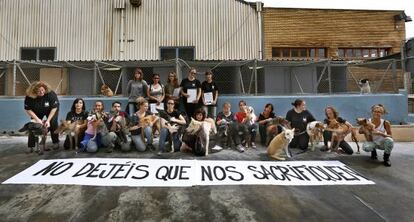 Voluntarios de Modepran, actual gestora del servicio de animales abandonados de Paterna, a las puertas de las instalaciones.