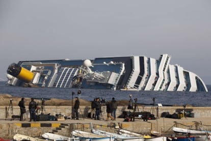 Imagen del crucero &#39;Costa Concordia&#39; frente a las costas de la isla italiana de Giglio.