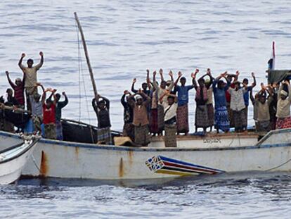 Piratas somalíes y sus rehenes, 20 pescadores de Yemen, a bordo de la barca apresada ayer por una fragata holandesa en misión de la OTAN.