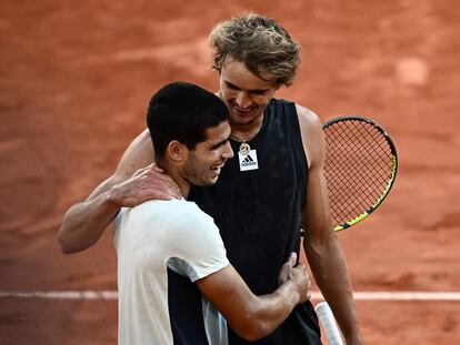 Alcaraz y Zverev se abrazan en la red, este martes en la Philippe Chatrier de París.