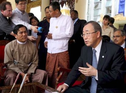 El secretario general de la ONU, Ban Ki-Moon, habla con los periodistas en su visita a Yangón.