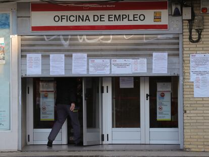 Un hombre entra en una oficina de empleo este jueves en Madrid.
