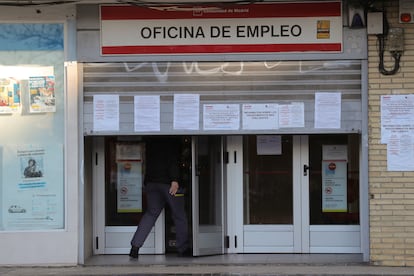 Un hombre entra en una oficina de empleo este jueves en Madrid.