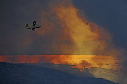 Un avión contra incendios sobrevuela una de las áreas calcinadas en la ciudad costera de Split, Croacia. El fuego ha arrasado unas 5.000 hectáreas de bosques y matas de arbustos.