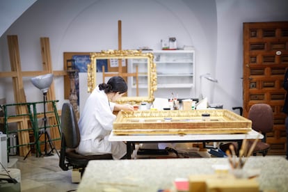 Una restauradora en el Taller de dorados y estucos de Patrimonio Nacional, en el Palacio Real de Madrid, el 29 de mayo.