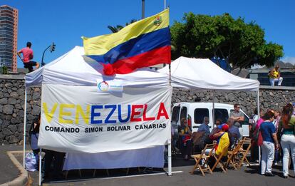 Ciudadanos venezolanos residentes en Tenerife, simpatizantes de Capriles siguen las elecciones de su país cerca del Auditorio Adán Martín donde han ejercido su derecho a voto.