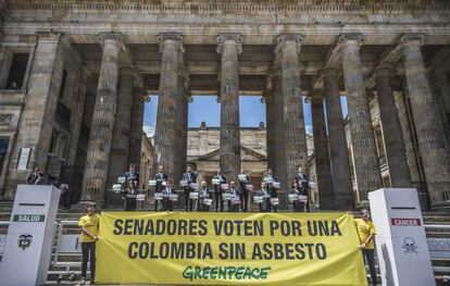 Esta semana, Greenpeace se instal&oacute; a las afueras del Congreso para pedir que Colombia sea un pa&iacute;s libre de asbesto.
