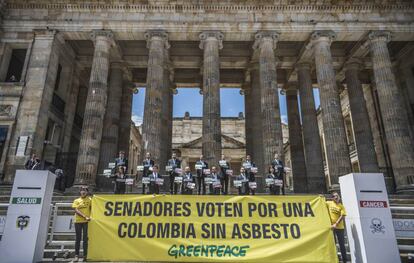 Esta semana, Greenpeace se instaló a las afueras del Congreso para pedir que Colombia sea un país libre de asbesto.