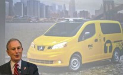 Michael Bloomberg, alcalde de Nueva York, con la imagen de un modelo de Nissan NV200 como taxi de la ciudad.