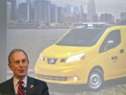 Michael Bloomberg, alcalde de Nueva York, con la imagen de un modelo de Nissan NV200 como taxi de la ciudad.