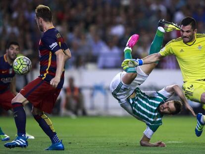 Rakitic aprovecha el error de Adán y Pezzella.