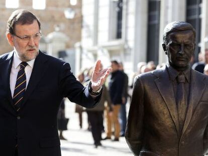 Mariano Rajoy y Adolfo Su&aacute;rez Illana, ante el monumento en memoria de Adolfo Su&aacute;rez en un acto de campa&ntilde;a hoy en &Aacute;vila. 
