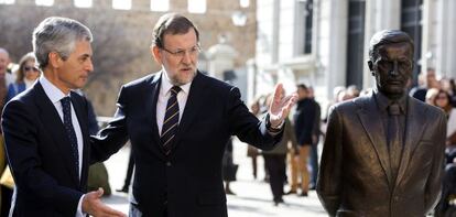 Mariano Rajoy y Adolfo Su&aacute;rez Illana, ante el monumento en memoria de Adolfo Su&aacute;rez en un acto de campa&ntilde;a hoy en &Aacute;vila. 