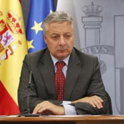 El portavoz del Gobierno, José Blanco, y el ministro de Trabajo, Valeriano Gómez, durante la rueda de prensa posterior al Consejo de Ministros.