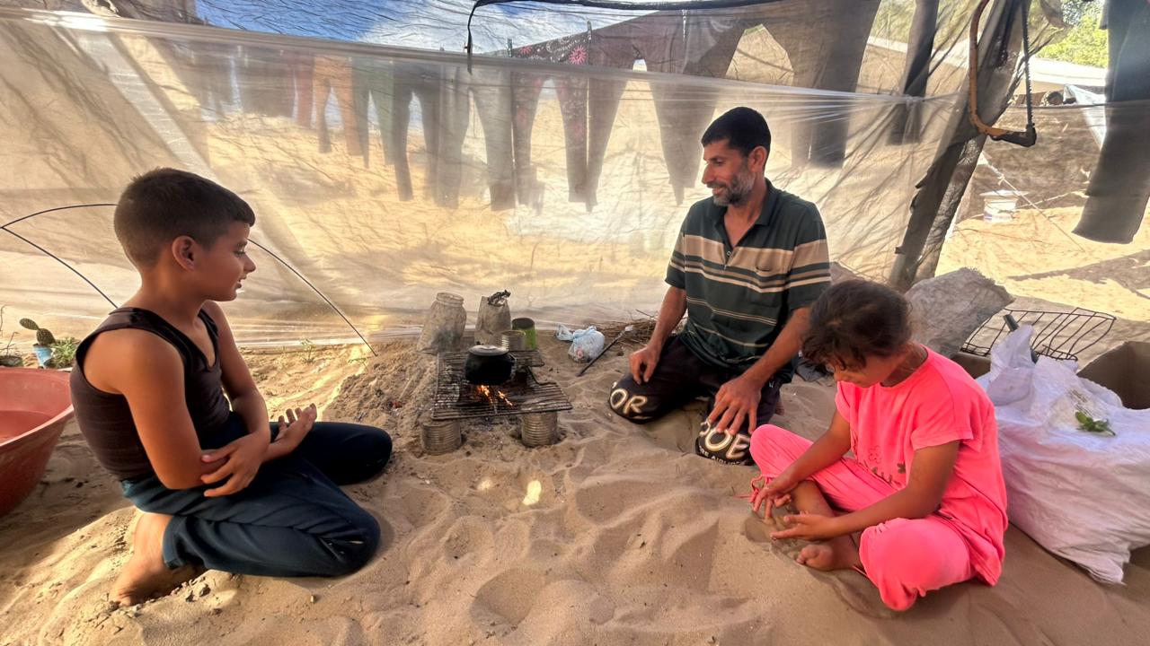 “Vivimos humillaciones e injusticias que nunca imaginé, ni en mis peores pesadillas”: la vida al límite de la población gazatí